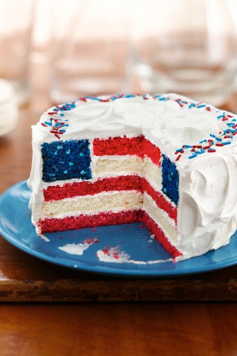 Celebrate the 4th of July with a show-stopper layered cake! Flag Cake Recipe, American Flag Cake, Patriotic Cake, Flag Cake, Patriotic Desserts, 4th Of July Cake, 4th Of July Desserts, Brownie Desserts, Themed Desserts