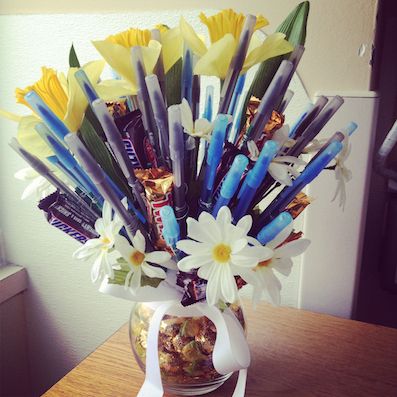 Pen Bouquet Teacher Gifts, Nurse Week Gift Ideas Diy, Pen Bouquet, Nurses Gifts Diy, Diy Nurse, Cna Week, Recognition Ideas, Diy Nursing, Nurses Week Gifts