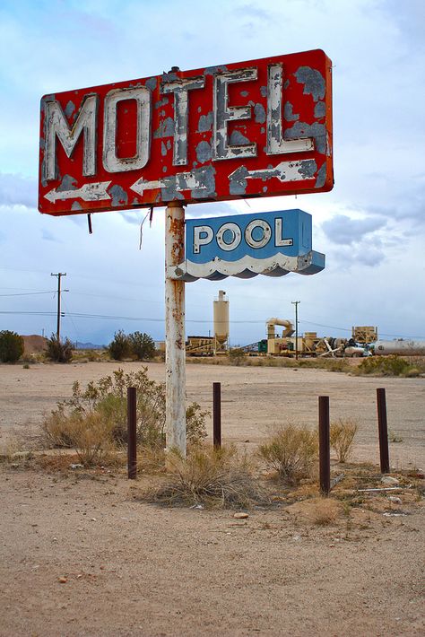 Abandoned Motel, Old Motel, Old Neon Signs, Motel Sign, Abandoned Hotels, Ghost Signs, Vintage Neon Signs, Retro Sign, Desert Art