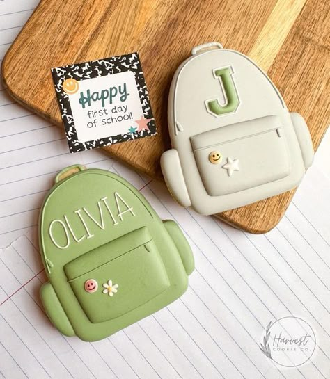 Backpack Sugar Cookies, Backpack Cookies Decorated, Back To School Royal Icing Cookies, Backpack Cookies, Back To School Cookies Decorated, Back To School Sugar Cookies, Cookie Lettering, Fondant Biscuits, Flooded Cookies