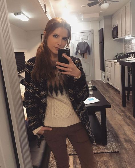 Anna Kendrick Hair, Anna Kendrick Pitch Perfect, Cobie Smulders, Sarah Shahi, Hilarious Tweets, Kellan Lutz, Elizabeth Gillies, Taylor Lautner, Anna Kendrick