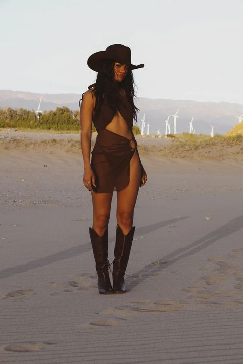 Trajes Country, Cowgirl Style Outfits, Look Festival, Fest Outfits, Looks Country, Cowgirl Aesthetic, Nashville Outfits, Coachella Outfit, Brown Outfit