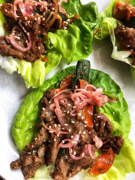 Lettuce share some delicious bulgogi with you!⠀⠀⠀⠀⠀⠀⠀⠀⠀Bulgogi is just the best. These Bulgogi Lettuce Wraps were sweet and salty, sticky and crispy, hitting all of the major umami flavours that come with Korean cooking. We were so surprised how different it tastes when we add in a grated asian pear. For all of you trying it for the first time, GET ASIAN PEAR 🍐. It breaks down a lot of the fibers in the steak, and allows the meat to tenderize appropriately.⠀⠀⠀⠀⠀⠀⠀⠀⠀Whether in a lettuce… Bulgogi Lettuce Wraps, Healthy Lettuce Wraps, Thai Chicken Lettuce Wraps, Lettuce Wraps Healthy, Asian Chicken Lettuce Wraps, Pickled Shallots, Turkey Lettuce Wraps, Beef Lettuce Wraps, Pork Chops And Gravy