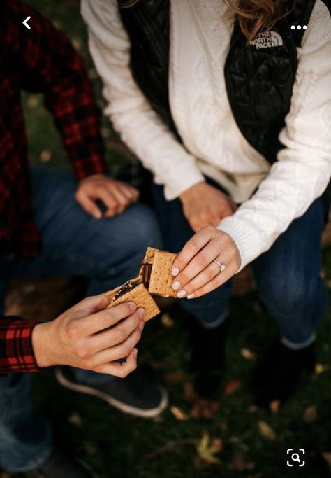 Fall Family Campfire Photos, Camping Wedding Photography, Smores Photoshoot Family Photos, Campfire Mini Session Photo Shoot, Bonfire Engagement Photos, Campfire Photoshoot Couple, Bonfire Family Photoshoot, Bonfire Photoshoot Couple, Family Camping Photoshoot