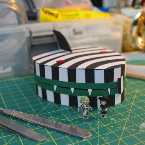 Adeena Grubb on Instagram: "It closes and becomes a sandworm #beetlejuice #timburton #papercraft #sculpey #sandworm" Sandworm Beetlejuice, Polly Pocket, Beetlejuice, Tim Burton, How To Become, Paper Crafts, On Instagram, Instagram