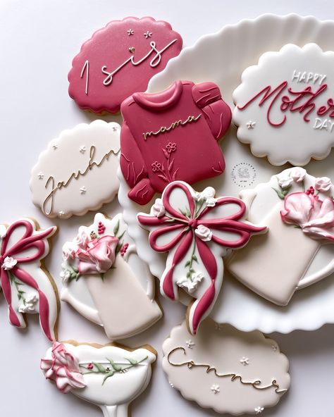 Happy Mother’s Day 💕 . . . . . #mothersday #mothersdaycookies #cookies #sugarcookies #floralcookies #springcookies #bakersofinstagram #bakerlife #sweettooth #bakinglove #royalicingcookies #cookiers Cake Cookies Decorated, April Cookies, Mom Cookies, Wedding Cookies Decorated, Mothers Cookies, Royal Cookies, Happy Mother Day, Cookies Theme, Easter Dinner Recipes