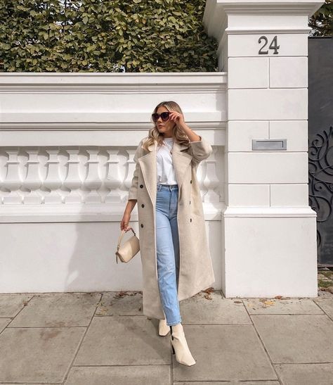 White Boots Office Outfit, White Pointed Boots Outfit, Light Beige Coat Outfit, Botines Beige Outfit, Botas Beige Outfit, Booties Outfit Dressy, Nude Coat Outfit, Casual Looks For Women, Women Fall Outfit Ideas