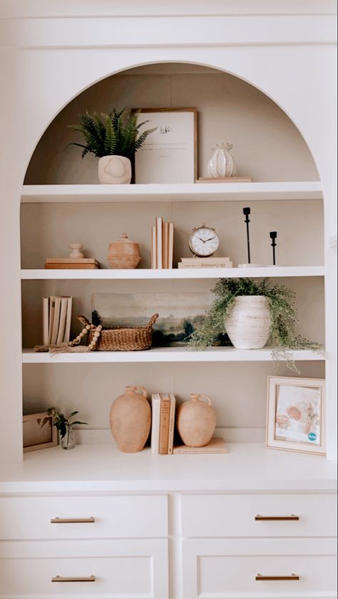 Bohemian Shelf Styling, Foyer Bookshelf Entryway, Bookshelves Styling, Earth Tone Decor, Japandi Home, Built In Shelves Living Room, Room Shelves, Bookshelf Decor, Living Room Remodel