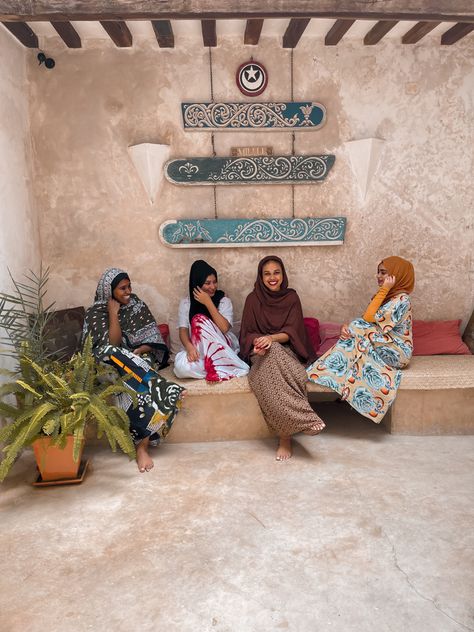 Best friends, girls holiday photo inspo, modest outfits, swahili culture, lamu, Kenya, Muslim, hijabi Swahili Aesthetic, Ethereal Places, Swahili Culture, Somali Beauty, Islamic Aesthetic, African Inspired Decor, Arabian Beauty, Vintage Decoration, Clothing Design