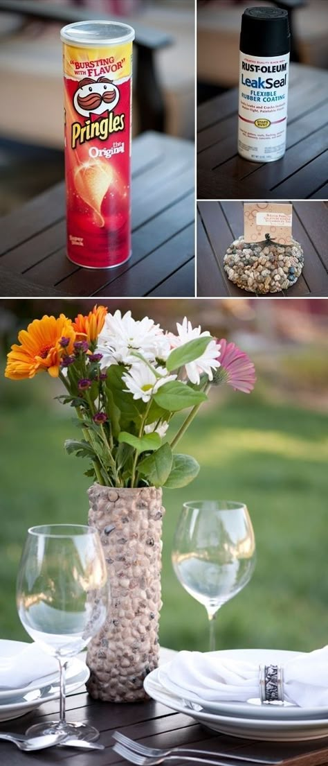 Pringle can turned VASE ! Super cute stone vase. Add little glass pieces to make it sparkle in the sun light Diy Pringles, Rock Vase, Vase Diy, Pringles Can, Do It Yourself Crafts, Diy Vase, Fun Diy Crafts, Craft Paper, Crafty Diy