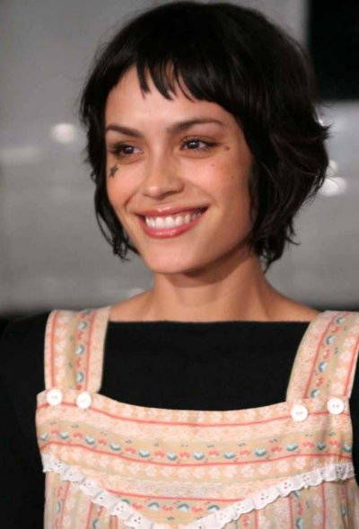 love this cut...can you tell? Shannyn Sossamon, Latest Bob Hairstyles, Short Bangs, 90s Hairstyles, Best Short Haircuts, Long Bob Hairstyles, Short Haircut, Short Hair With Bangs, Cut My Hair