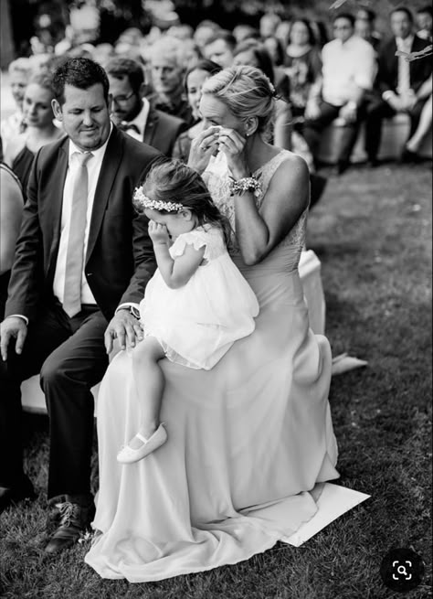 Wedding Photos All Guests, Different Wedding Picture Ideas, Guest Wedding Photos, Journalist Wedding Photography, Wedding Ceremony Ideas Photography, Guest Pictures At Wedding, Photos Of Wedding Guests, Wedding Ceremony Photography Ideas, Wedding Ceremony Film Photography