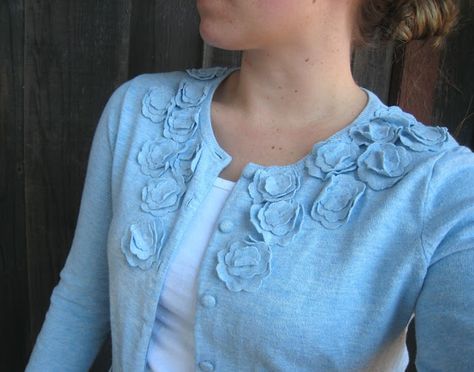 Cute embellished sweater tutorial - There's just something about these flower embellishing tutorials that just scream "Pin Me" and I must comply Embellished Sweater Diy Ideas, Sweater Embellishment, Cardigan With Flowers, Cardigan Diy, Cardigan Tutorial, Diy Cardigan, Sweater Tutorial, Pretty Sweater, Fun Sweater