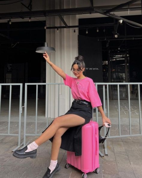 Hot Pink Skirt Outfit, Pink Tshirt Outfit, Suitcase Pink, Pink Shirt Outfit, Pink Skirt Outfits, 2025 Outfit, Celebrity Poses, Long Sleeve Shirt Outfits, Pink Concert