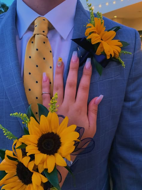 Sunflower Corsage Prom, Sunflower Wedding Dress, Sunflower Corsage, Wedding Sunflowers, Sunflower Wedding Decorations, Prom Corsage And Boutonniere, Rustic Sunflower Wedding, Black And White Wedding Theme, Prom Corsage