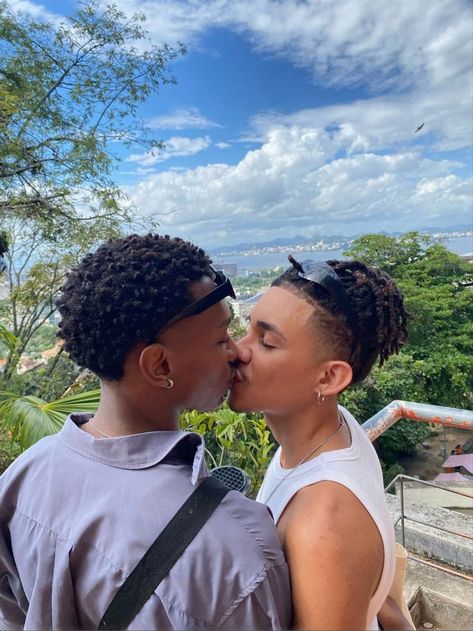 Black Gay Couple Aesthetic, Gay Haircut, Queer Aesthetic, Boys Colored Hair, Couple Black, Lovecore Aesthetic, Black Dude, Black Men Hairstyles, Lgbt Love