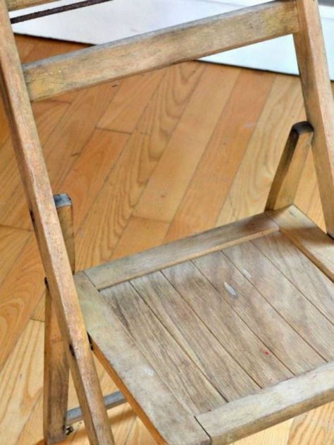 Need ideas to repurpose old folding chairs? Here are a few. Homeroad.net #chairs #foldingchairs #repurposed #repurposedideas #trashtotreasure Diy Folding Chair, Painted Folding Chairs, Folding Chair Makeover, Old Wooden Chairs, Barn Apartment, Folding Chair Covers, Wooden Folding Chairs, Painting Wooden Furniture, Antique Dining Chairs