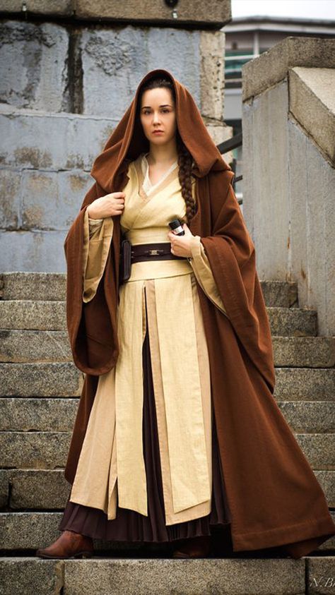 Do you live and breathe Star Wars and wish to embrace it 24/7? Here are some ideas to recreate your favorite character's outfits in a wearable and fashionable way. #starwars #costumes Star Wars Outfit, Female Jedi, Disfraz Star Wars, Jedi Outfit, Jedi Robe, John Bennett, Jedi Cosplay, Jedi Costume, Lady Loki