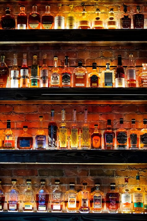 Whisky Bar Home, Whisky Room, Home Lounge Room Bar, Bar Lounge Room, Lounge Aesthetic, Home Bar Ideas, Whiskey Lounge, Bourbon Room, Garage Game Rooms