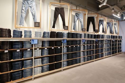 Jeans Display Ideas, Jeans Display, Clothing Store Displays, Clothing Store Design, Retail Inspiration, Jeans Store, Storing Clothes, Store Interiors, Ae Jeans