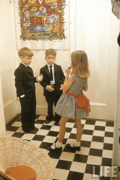 What Did Children Wear in Post-World War II? These 20 Color Photos Show Children's Fashions in the 1950s Old Money Children, Nina Leen, Tb Joshua, Children Wear, Older Siblings, Super Rich Kids, Dream Family, Future Mom, Rich Kids