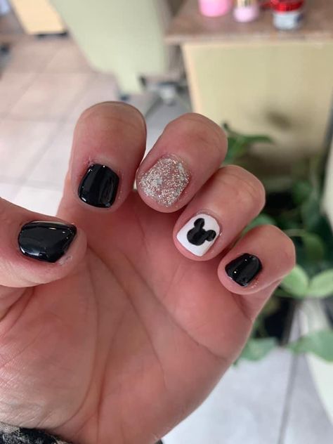 Mickey Pedicure, Disney Nails Black And White, Black Disney Nails, Simple Disney Nails Short, Mickey Mouse Nail Design, Simple Disney Nails, Mickey Mouse Nails, Minnie Mouse Nails, Mickey Nails