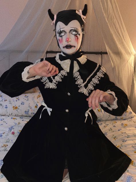 Unique Clown Costume, Clowncore Black And White, Gothic Clown Costume, Goth Clown Aesthetic, Retro Clown Costume, Periott Clown, Scary Clown Costume Women, Creepy Clown Aesthetic, Mime Aesthetic