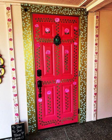 Carrie Schmitt on Instagram: "The doors of House of Miracles make me so happy. I’m not gonna lie, I wish this was a bit more common in our culture. Where is the playfulness, fun, and spirit? Why are adults so freaking serious and safe and boring sometimes? What happens to us? I struggle with the absence of this playful way of being. There is a longing for another way in my heart. It might sound silly, but I find the overwhelming takeover of gray and beige troubling. What values do these hold Eclectic Door Design, Painted Door Frames, Van Hippie, Decorated Doors, Door Paint, Painting Walls, Painted Door, Feng Shui House, Diy House Renovations