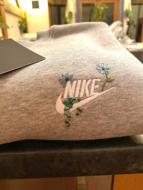 Nike Sweater Embroidery, Heat Press Sweatshirt Ideas, Nike Sweatshirts Embroidery, Embroidered Nike Hoodie, Embroidered Sweatshirt Nike, Embroidery Designs On Shoes, Cute Things To Embroider On Sweatshirts, How To Style Crew Neck Sweatshirts, Embroidery Designs For Sweatshirts