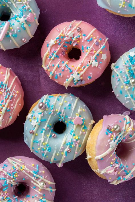 Unicorn Bark Recipe, Unicorn Doughnut, Doughnut Ideas, Donut Unicorn, Baked Doughnut, Donut Chocolate, Baked Doughnut Recipes, Gluten Free Doughnuts, Donut Decorating Ideas