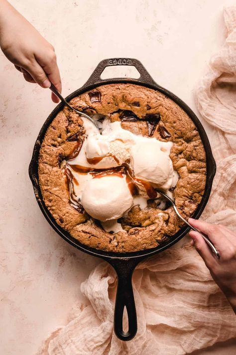 Salted Caramel Cookie Skillet Salted Caramel Cookie Skillet, Banana Sour Cream Cake, Salted Caramel Cookie, Skillet Desserts, Cookie Skillet, Salted Caramel Cookies, Gooey Cookies, Salted Caramel Brownies, Caramel Recipes Sauce