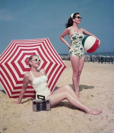 50s Beach, Retro Swimwear, Vintage Bathing Suits, Swimsuit Season, Rockabilly Style, Vintage Swim, Look Retro, Vintage Swimwear, Vintage Swimsuits