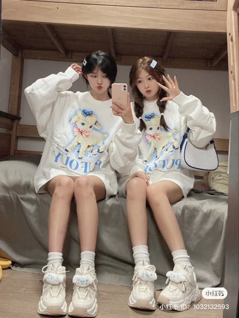 Bff Matching Outfits, Bff Matching, Matching Outfits Best Friend, Friendship Photoshoot, Korean Best Friends, Friend Pictures Poses, Best Friend Photoshoot, Cute Friend Photos, Friend Poses