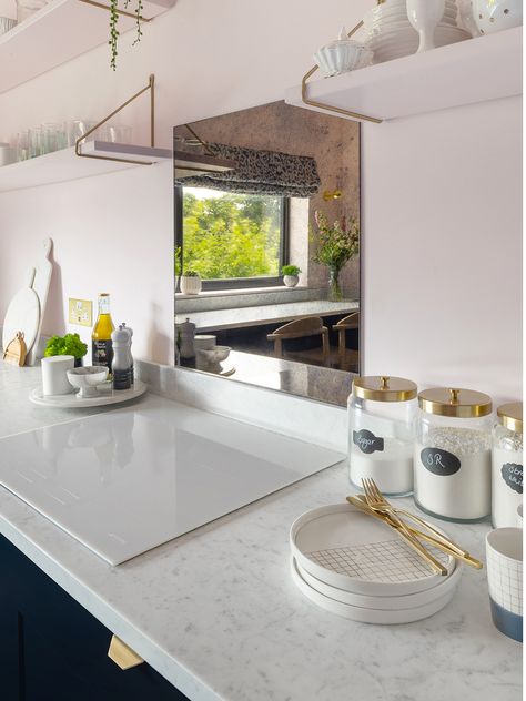 White Induction Hob, White Induction Cooktop, Mirror In Kitchen, Mirror Splashback Kitchen, Mirrored Splashback, White Cooktop, Induction Cooktop Kitchen, Antique Mirror Splashback, Hob Splashback