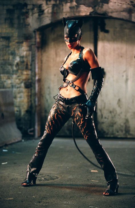 Catwoman - Halle Berry - 2004 Catwoman Halle Berry, Catwoman 2004, Hally Berry, Catwoman Costume, Iconic Movie Characters, Catwoman Cosplay, Batman And Catwoman, Cat Woman, Worst Movies