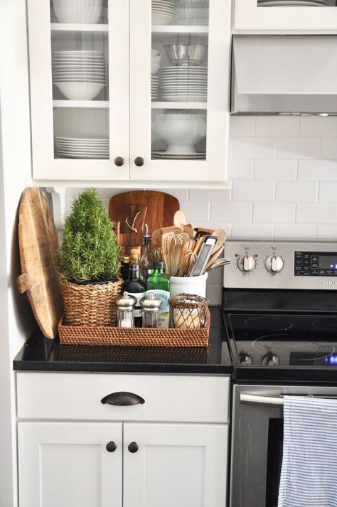 I love a basket with kitchen essentials next to the stove #bungalowchristmas Kitchen Countertop Organization Ideas, Organiser Cucina, Kitchen Countertop Organization, Kitchen Countertop Decor, Blue Interiors, Kitchen Desks, Kabinet Dapur, Countertop Decor, Kitchen Counter Decor