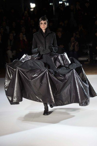 Yohji Yamamoto Fall 2015 Ready-to-Wear Collection - Vogue Yoji Yamamoto, Sculptural Fashion, Gareth Pugh, Avant Garde Fashion, Ann Demeulemeester, Yohji Yamamoto, Fall 2015, Thom Browne, Jean Paul Gaultier