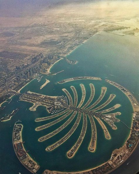 Palm Jumeirah, Dubai from 10,000 ft.. #dubai #palmjumeirah #placestogo #bucketlist Palm Island Dubai, Adventure Goals, Dubai Photography, Perjalanan Kota, Dubai Houses, Amoled Wallpapers, Save Nature, Island Villa, Palm Island