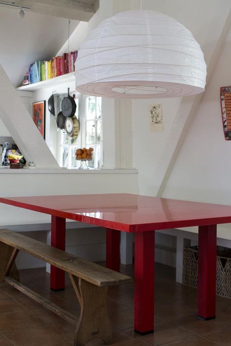 I think I solved my dining table problem. DIY red lacquer table: Remodelista Entertaining Decor, Red Table, Paint Paint, Red Lacquer, Painted Table, Wooden Dining Tables, Wall Deco, Refinishing Furniture, Play Houses