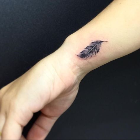 Feather Tattoo Wrist, Small Feather Tattoo, Feather Tattoo Colour, Tattoo Feather, Feather Tattoo Meaning, Feather Tattoo Design, Disney Tattoo, Geniale Tattoos, Feather Tattoo