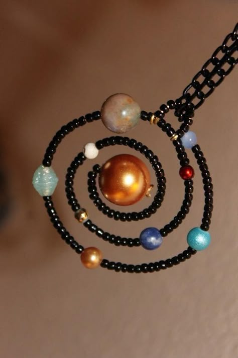 Solar System Necklace, Diy Wire Jewelry, Handmade Wire Jewelry, Wire Crafts, Diy Crafts Jewelry, Handmade Wire, Beads And Wire, Beaded Jewelry Diy, Jewelry Projects