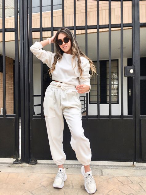 White Jogger Pants Outfit, White Joggers Outfit, Summer Running Outfit, Jogger Pants Outfit Women, Outfits Joggers, Womens Joggers Outfit, Sweat Suits Outfits, White Jogger Pants, White Sneakers Outfit