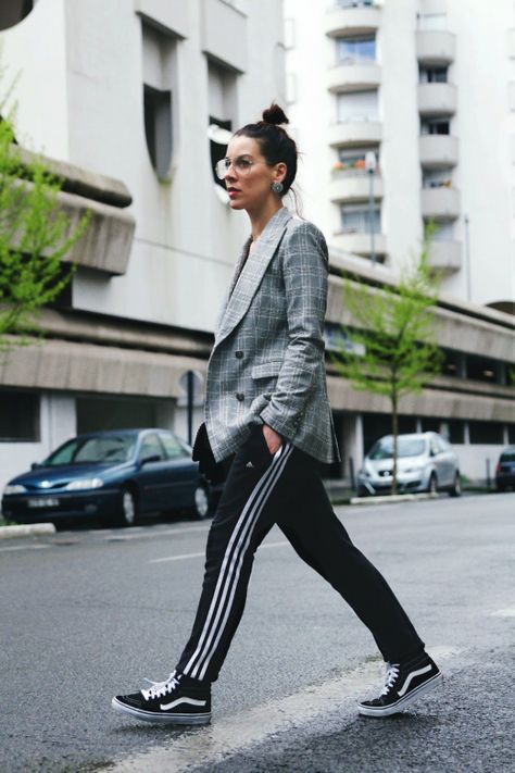 blog de mode avec look jogging adidas avec blazer carreaux et vans #chicstyle #sporty #chic #style Jogging Adidas, Looks Adidas, Jogging Outfit, Look Adidas, Adidas Outfit, Sport Chic, Athleisure Outfits, Sporty Outfits, Sporty Chic