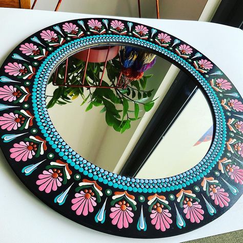 Dotting art on mirror frame Dot Art Mirror Frame, Mirror Mandala Art On Wall, Mirror Dot Mandala Art, Round Lippan Art Mirror Wall, Mandala Art Frame, Mandala Mirror Art, Modern Lippan Art, Mirror Mandala Art, Dot Mandala Mirror