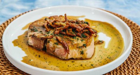 Classic Southern foods to eat on New Year's Day for good luck Southern Gravy Recipe, Red Eye Gravy, Classic Southern Recipes, Seared Pork Chops, Iron Skillet Recipes, Southern Kitchen, Cast Iron Skillet Recipes, One Dish Dinners, Cast Iron Recipes