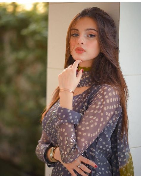 Mahnoor Sheikh, Celeb Aesthetic, Beautiful Dps, Couture Fabric, Girls Dps, Queen Rania, Fancy Kurti, Hacks Clothes, Pakistani Dress