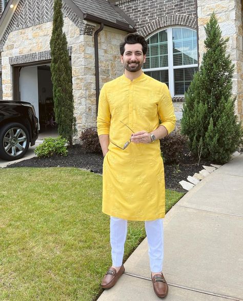 Haldi Kurta For Men Yellow, Boys Haldi Outfit, Haldi Kurta For Groom, Haldi Braid, Kurta For Haldi Function Men, Yellow Kurta Men For Haldi, Haldi Ceremony Outfit For Groom, Haldi Dress For Men, Haldi Kurta For Men