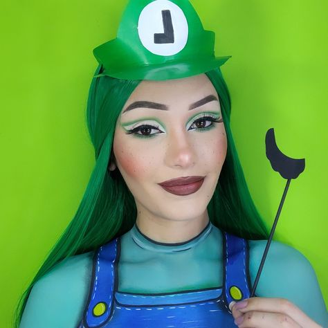 Super Mario Makeup Ideas, Luigi Makeup Halloween, Mario Inspired Makeup, Mario And Luigi Makeup, Mario Makeup Looks, Luigi Makeup, Super Mario Makeup, Mario Makeup, Luigi Costume