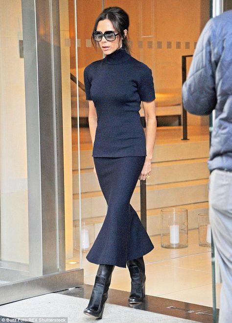 VB Viktoria Beckham, Short Celebrities, Victoria Beckham Outfits, Victoria Beckham Style, Star Style, Looks Chic, Red Carpet Dresses, Cool Street Fashion, Spice Girls