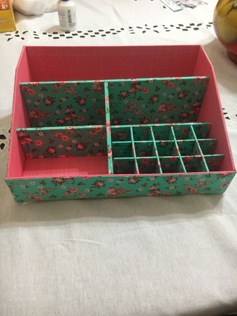 Diy Stationery Organizer, Cardboard Organizer, Diy Makeup Storage, Diy Desk Decor, Organizer Ideas, Cardboard Box Crafts, Diy Storage Boxes, Jewelry Box Diy, Paper Craft Diy Projects